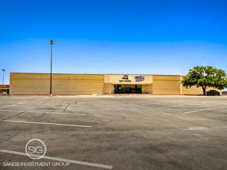Primary Photo Of 5050 W Waco Dr, Waco Freestanding For Sale
