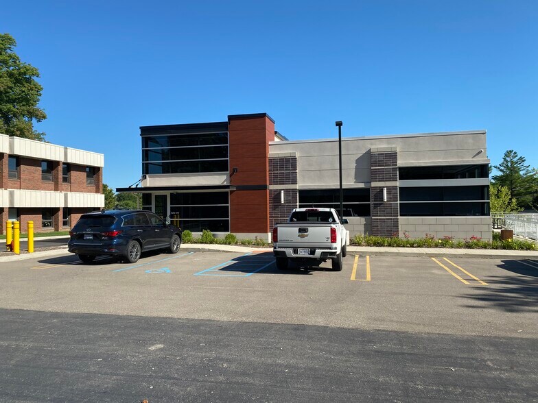 More Photos Of 645 Hulet Dr, Bloomfield Township Office For Lease