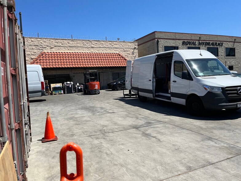 More Photos Of 18307 Napa St, Northridge Warehouse For Lease