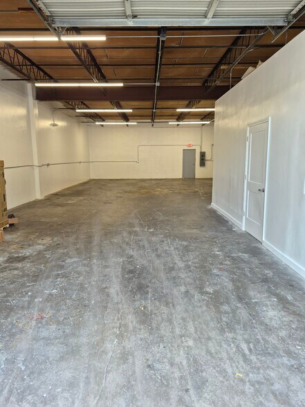 More Photos Of 14203-14231 60th St N, Clearwater Warehouse For Lease