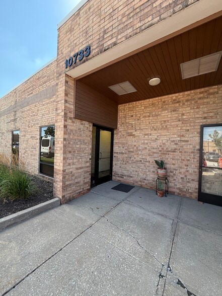 More Photos Of 10747-10757 NW Ambassador Dr, Kansas City Unknown For Lease