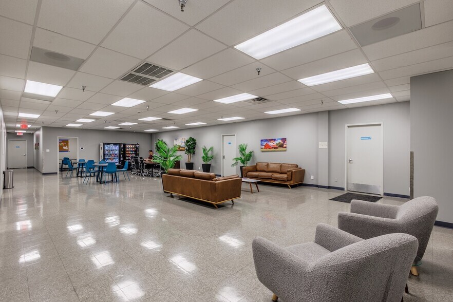 More Photos Of 11410-11420 Mathis Ave, Farmers Branch Distribution For Lease