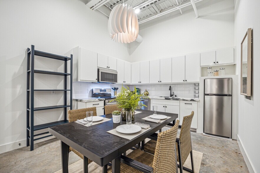 More Photos Of 1511 W 12th St, Houston Office For Sale