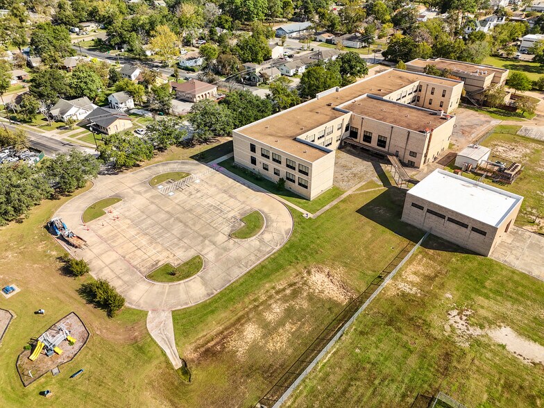 More Photos Of 601 W Lewis St, Conroe Flex For Sale