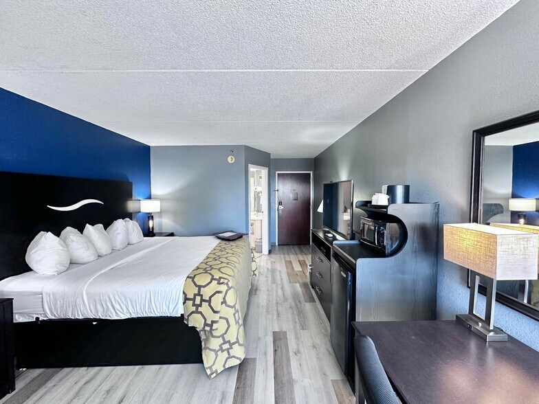 More Photos Of 2075 Highway 192 W, London Hotel For Sale