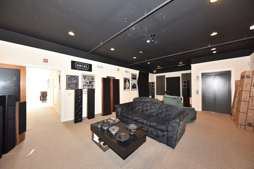 More Photos Of 8766 N Deerwood Dr, Milwaukee Freestanding For Sale