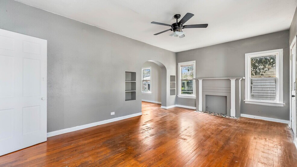 More Photos Of 1018 W Hildebrand Ave, San Antonio Storefront Retail Office For Lease