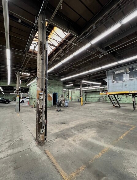 More Photos Of 401 Hunts Point Ave, Bronx Warehouse For Lease