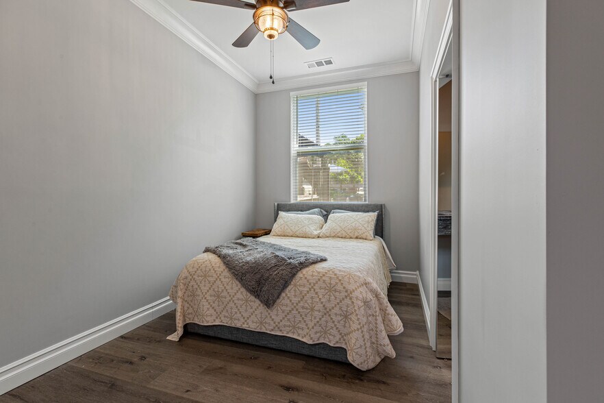 More Photos Of 30048 Yosemite Blvd, La Grange Bar For Sale