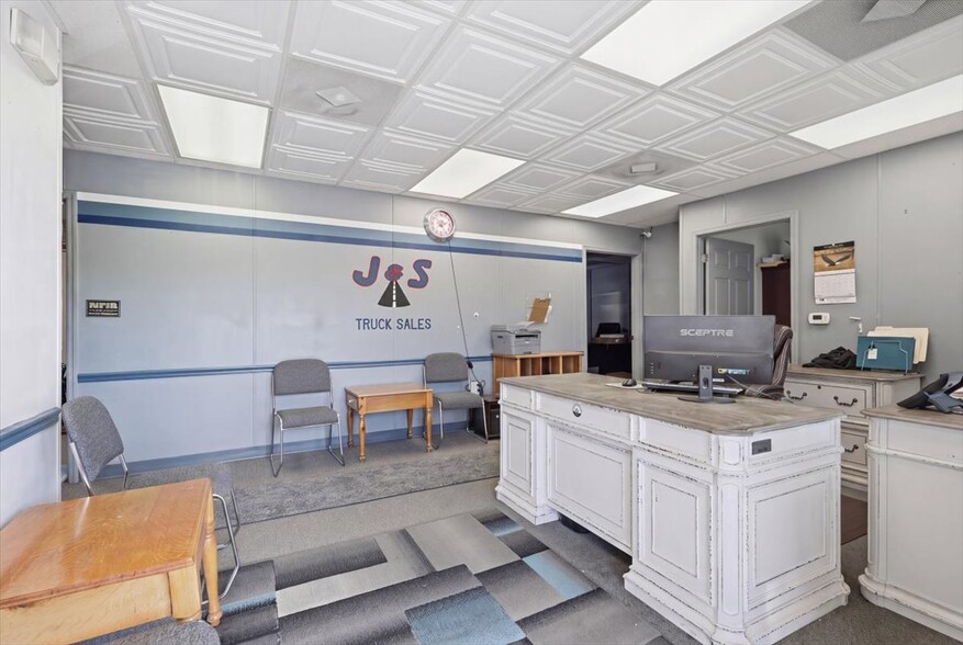 More Photos Of 2816 John Deere Dr, Knoxville Warehouse For Sale