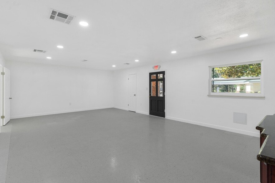 More Photos Of 109 W Lakeview St, Lady Lake Office For Lease