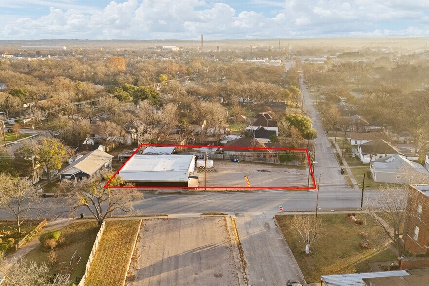 More Photos Of 504 Granbury St, Cleburne Storefront For Sale