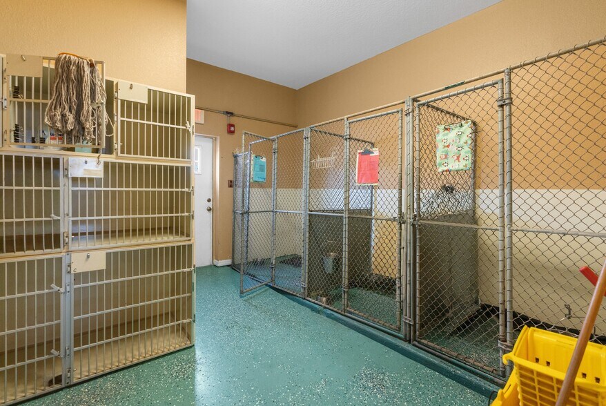 More Photos Of 7044 Commercial Way, Weeki Wachee Office For Sale