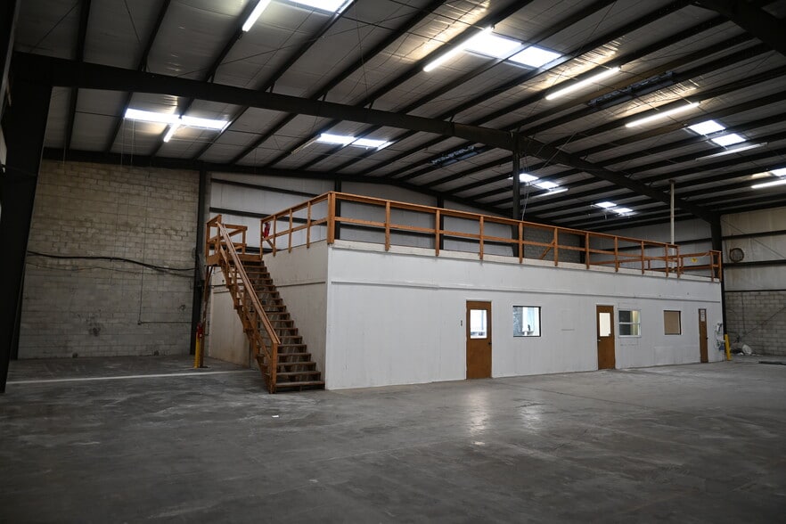 More Photos Of 6211 Anderson Rd, Tampa Warehouse For Lease