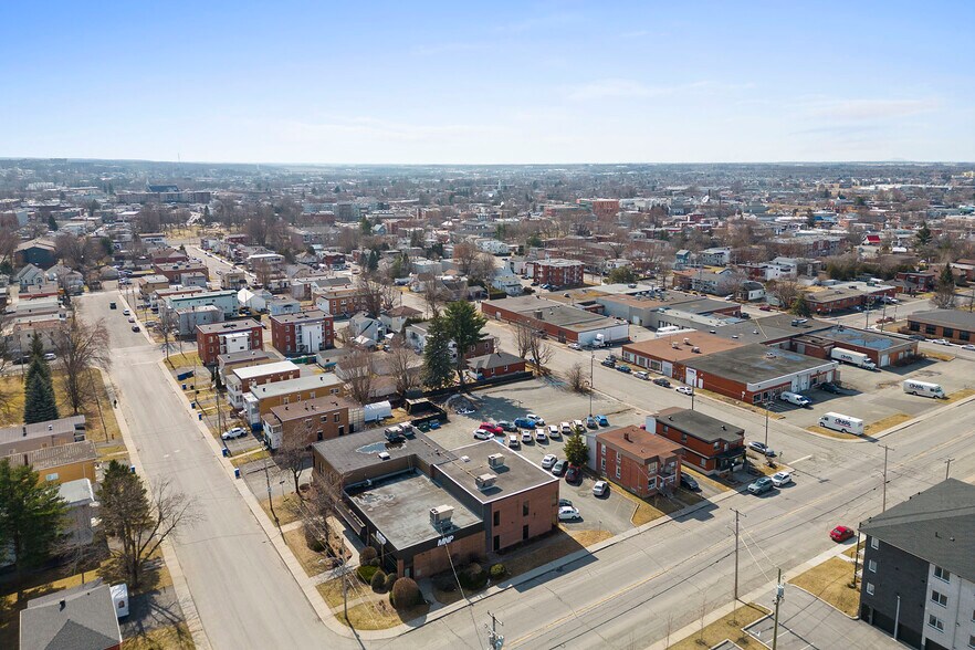 More Photos Of 190 Rue Deragon, Granby Office For Sale