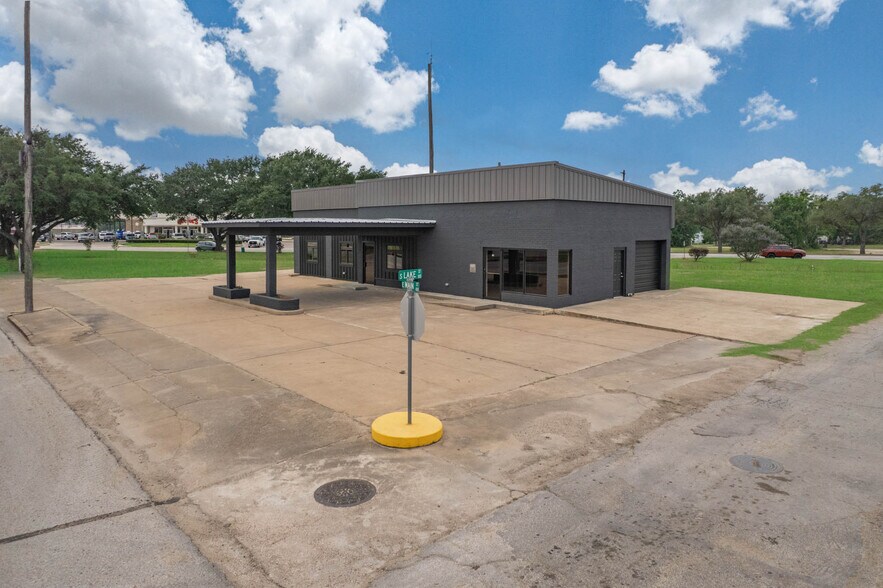 More Photos Of 401 E Main St, Eagle Lake Restaurant For Sale