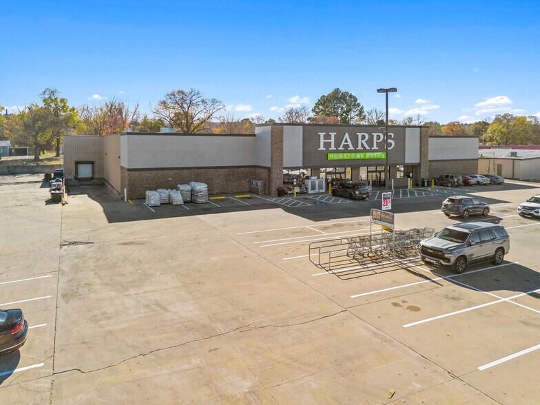 More Photos Of 1004 E Walnut St, Paris Supermarket For Sale