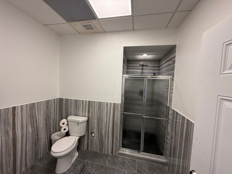 More Photos Of 4212 Garland Dr, Haltom City Warehouse For Lease