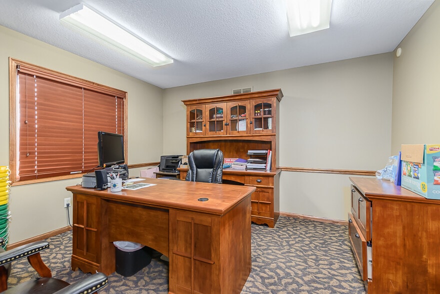 More Photos Of 9340 Parallel Pky, Kansas City Office For Sale
