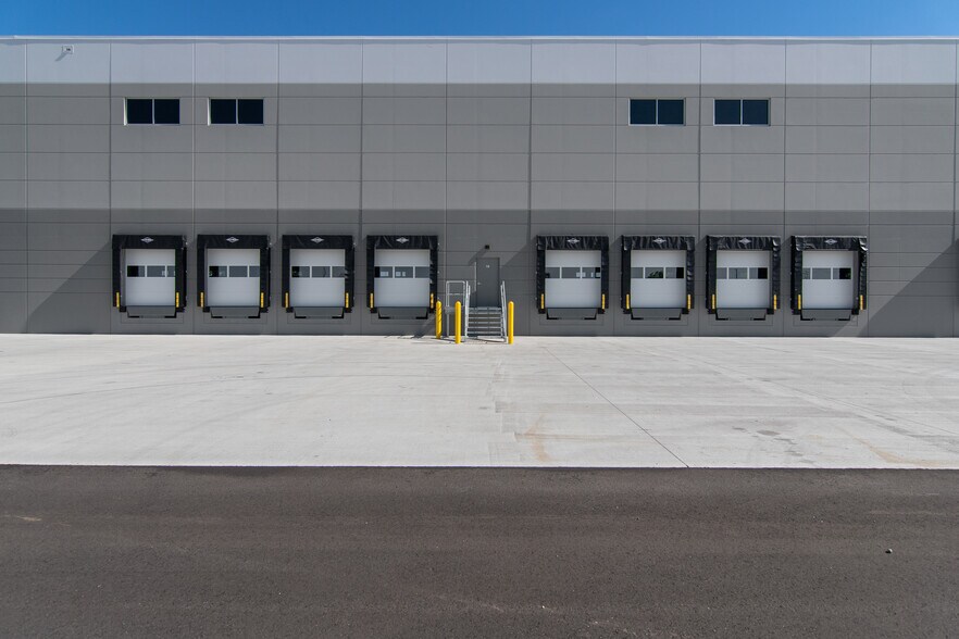 More Photos Of 9141 S 13th St, Oak Creek Warehouse For Lease