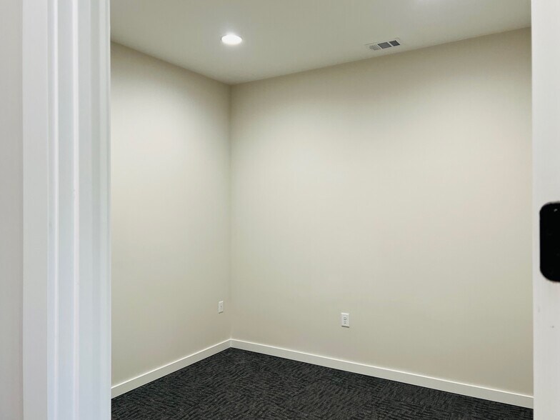 More Photos Of 1740 Grassland Pky, Alpharetta Office For Sale