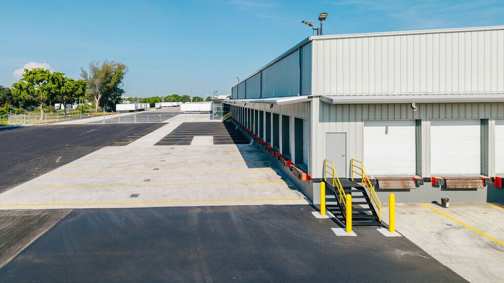 More Photos Of 7000 NW 60th St, Miami Warehouse For Lease