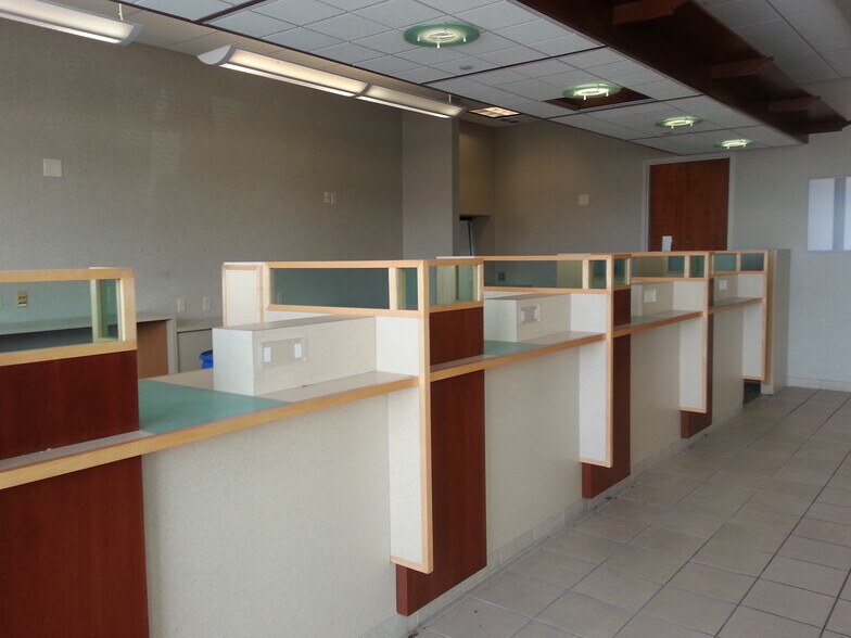 More Photos Of 5170 Charlestown Rd, New Albany Storefront Retail Office For Lease