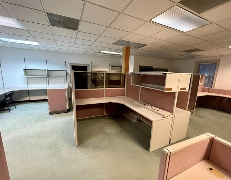 More Photos Of 1514 Holland Rd, Suffolk Office Residential For Lease