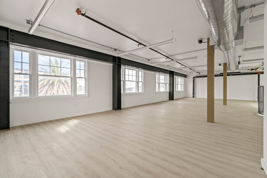 More Photos Of 1605 Ocean Front Walk, Santa Monica Storefront For Lease