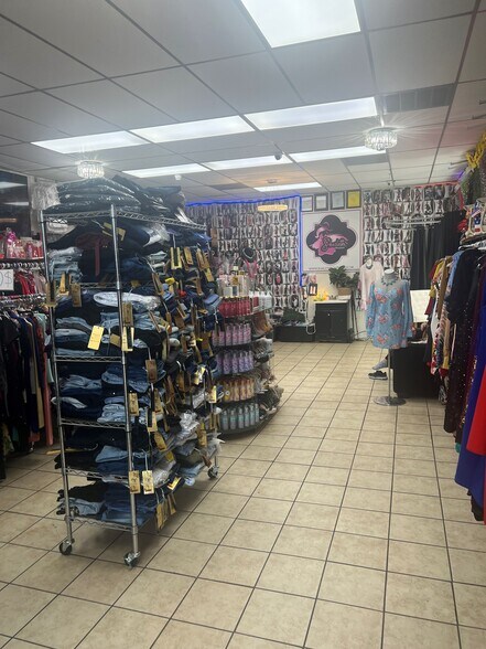 More Photos Of 5788 Bingle Rd, Houston Storefront For Lease