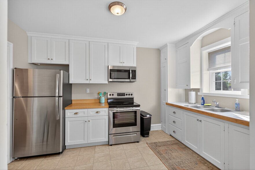 More Photos Of 51 N Main St, Manheim General Retail For Sale