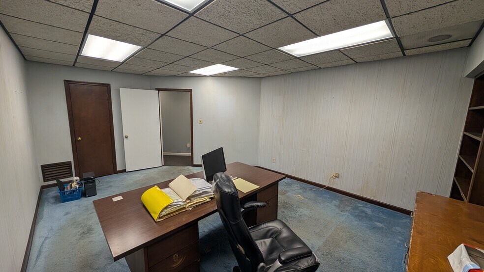 More Photos Of 11 W National Ave, Brazil Office For Sale