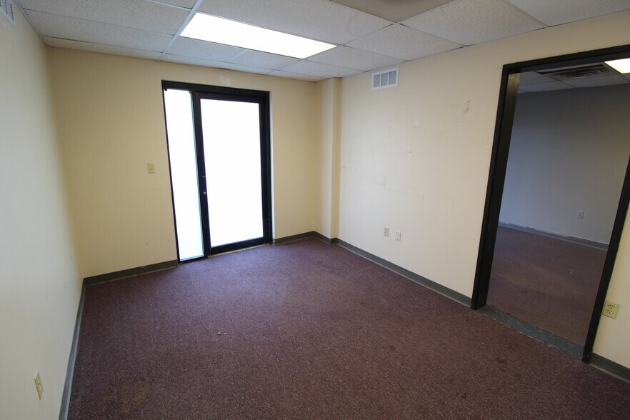 More Photos Of 7320 W 162nd St, Overland Park Showroom For Lease