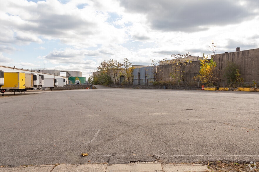 More Photos Of 400 Walnut Ave, Bronx Warehouse For Lease