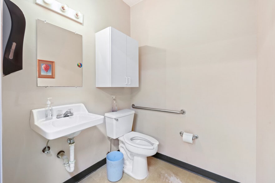 More Photos Of 943 Cesery Blvd, Jacksonville Medical For Sale