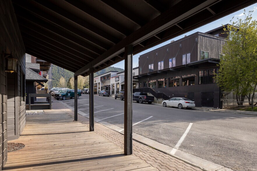 More Photos Of 180 Center St, Jackson Showroom For Lease