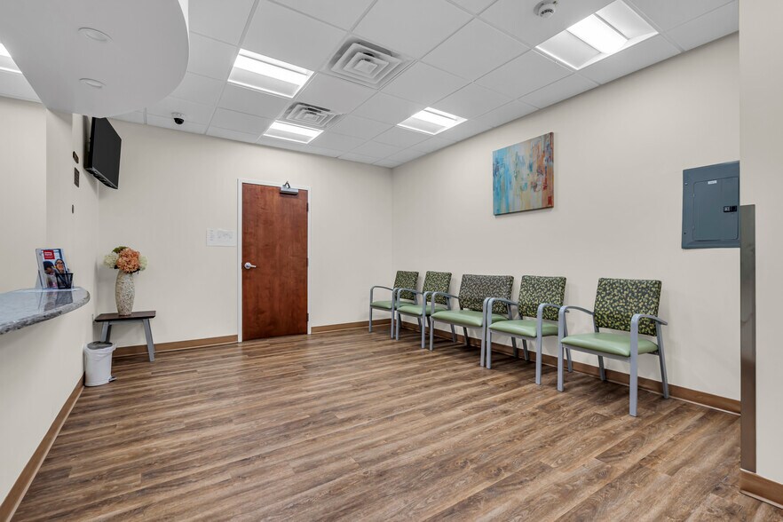 More Photos Of 500 Park Ave, Manalapan Township Medical For Lease