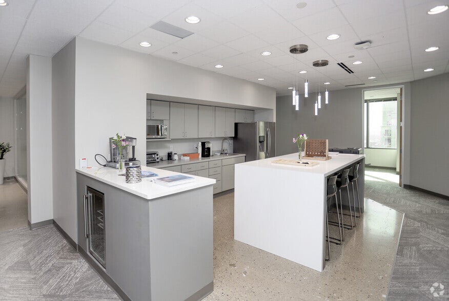 More Photos Of 10 W Market St, Indianapolis Office For Lease