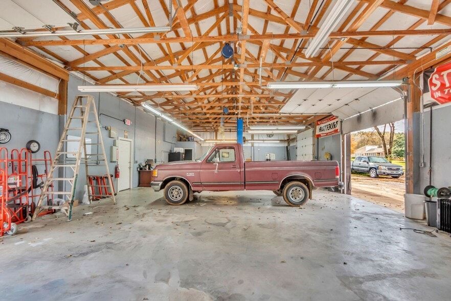 More Photos Of 6522 Polk Ln, Columbia Auto Repair For Sale