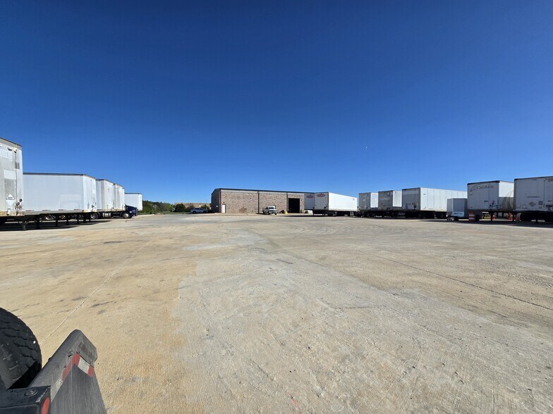 More Photos Of 316 Ezell Dr, DeSoto Warehouse For Lease