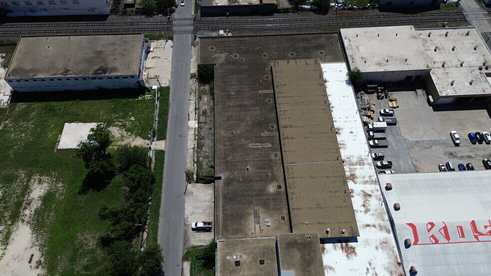 More Photos Of 522 Delaware St, San Antonio Warehouse For Sale