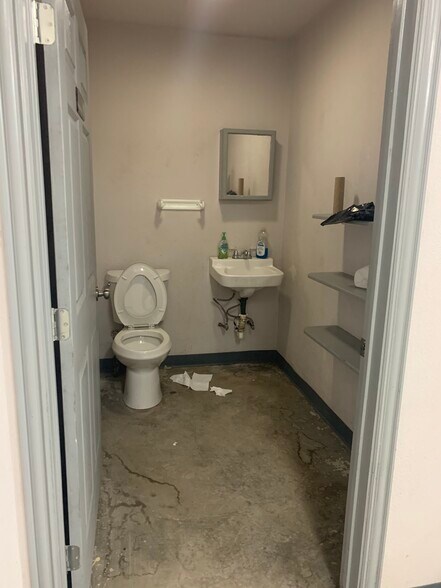 More Photos Of 401 Throckmorton St, McKinney Warehouse For Sale