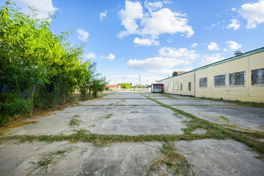 More Photos Of 3210 Leopard St, Corpus Christi General Retail For Sale