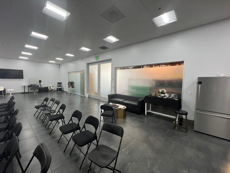 More Photos Of 21123 Nordhoff St, Chatsworth Warehouse For Lease