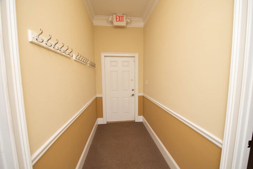 More Photos Of 1011 Woodridge Ln, Watkinsville Office For Lease