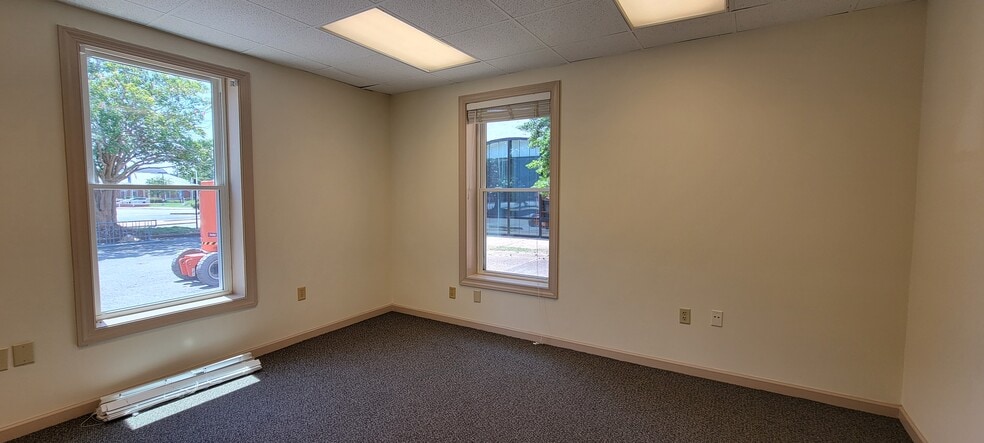 More Photos Of 7 W Queens Way, Hampton Medical For Lease