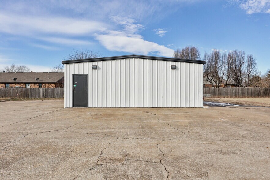 More Photos Of 1809 S Eastern Ave, Moore Auto Repair For Sale