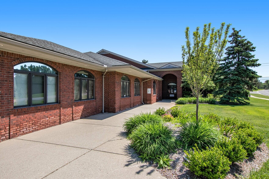 More Photos Of 645 Barclay Cir, Rochester Hills Medical For Lease