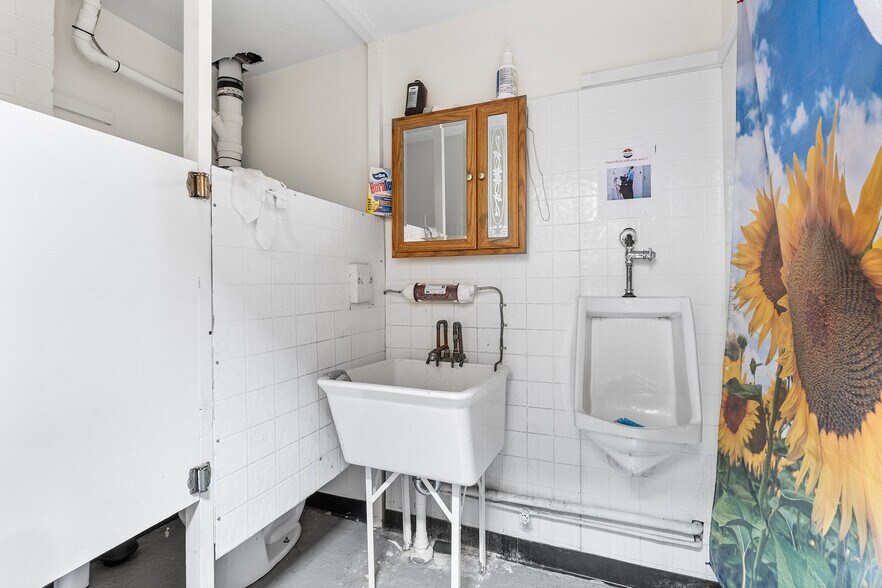 More Photos Of 257 W Nicholson Rd, Audubon Office For Sale