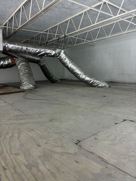 More Photos Of 4073 NE 5th Ter, Oakland Park Warehouse For Lease